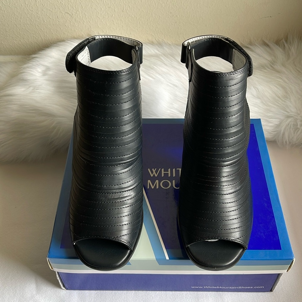 White Mountain PHOENIX HEEL Black Sandals Size 10M. Brand New With box.
